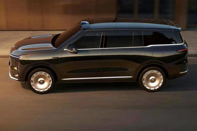 智己LS9Hyper登场：三电机四驱加持，探照灯地暖打造豪华新体验