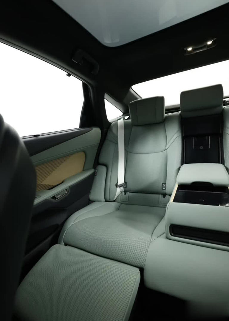 新一代雷克萨斯ES到店：外观“电味”足、尺寸升级还添纯电版