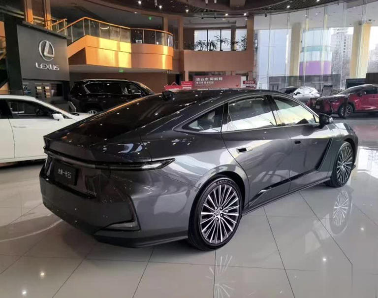 新一代雷克萨斯ES到店：外观“电味”足、尺寸升级还添纯电版