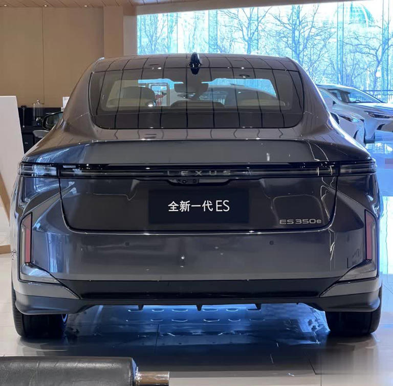 新一代雷克萨斯ES到店：外观“电味”足、尺寸升级还添纯电版