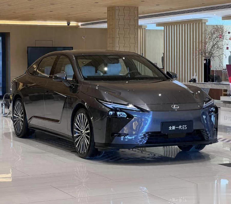 新一代雷克萨斯ES到店：外观“电味”足、尺寸升级还添纯电版