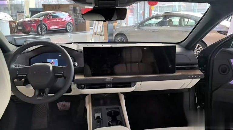 新一代雷克萨斯ES到店：外观“电味”足、尺寸升级还添纯电版