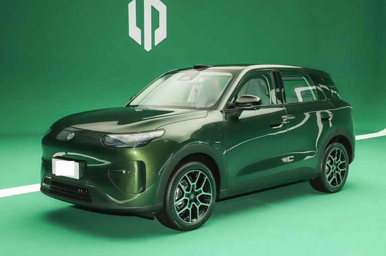 零跑全新纯电小型SUV亮相!或不足10万起,配激光雷达,续航630Km 零跑全新纯电小型SUV亮相!或不足10万起,配激光雷达,续航630Km