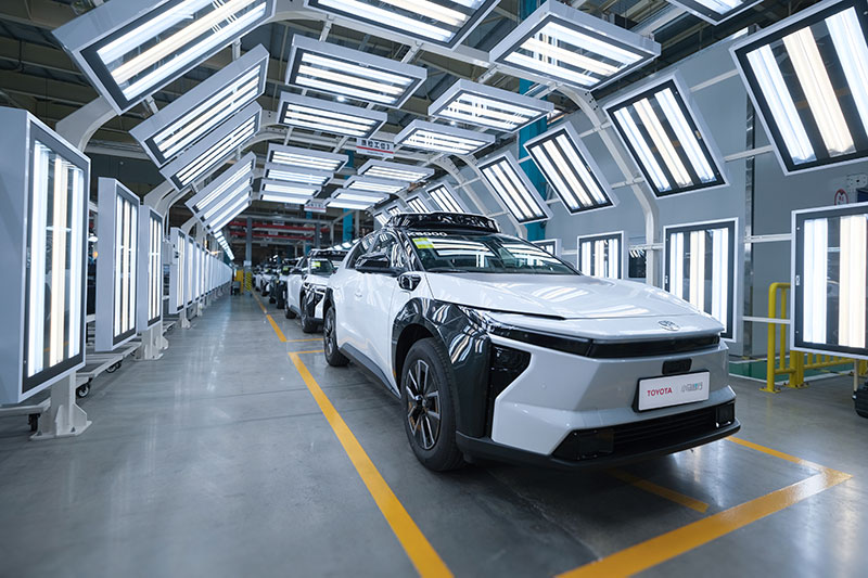 首台量产铂智4X Robotaxi下线，丰田携手小马智行推动自动驾驶规模化运营落地