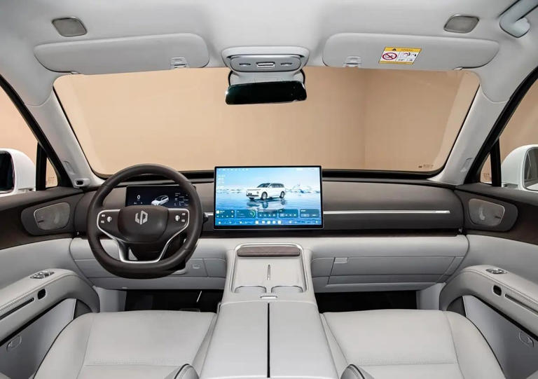 零跑大型SUV亮相车长5252mm搭80度电池空间宽敞