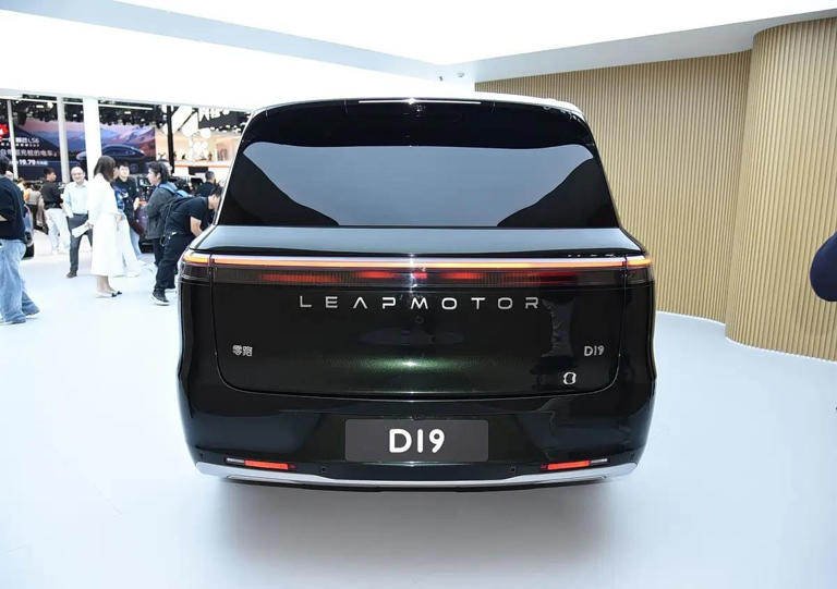 零跑大型SUV亮相车长5252mm搭80度电池空间宽敞