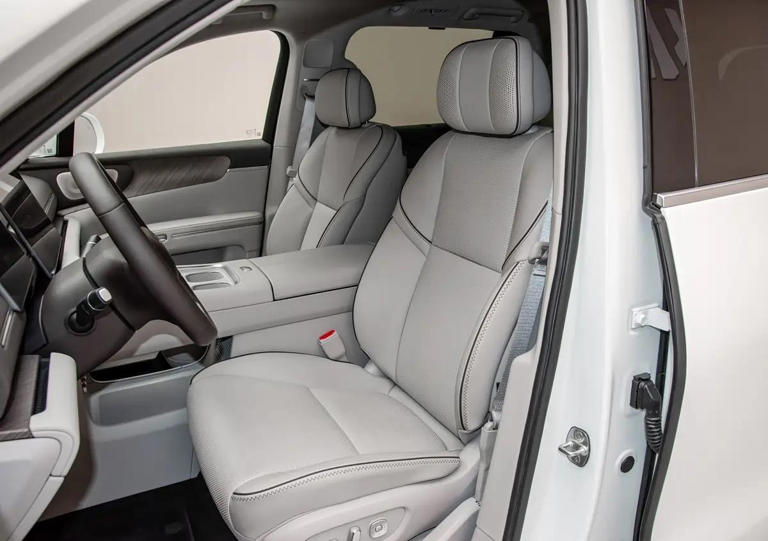 零跑大型SUV亮相车长5252mm搭80度电池空间宽敞