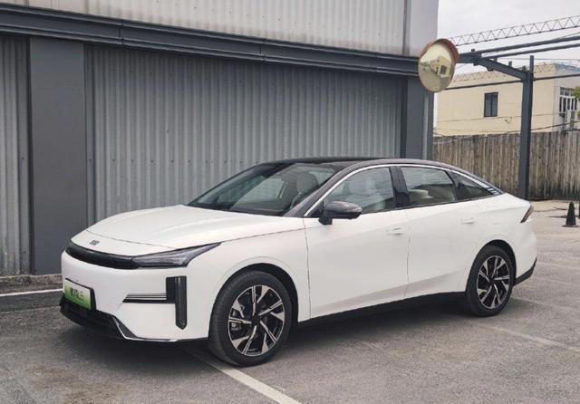 吉利掀桌子了!座椅加热通风按摩,续航1500km,从10万多降到8万 吉利掀桌子了!座椅加热通风按摩,续航1500km,从10万多降到8万