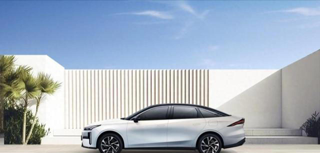 吉利掀桌子了!座椅加热通风按摩,续航1500km,从10万多降到8万 吉利掀桌子了!座椅加热通风按摩,续航1500km,从10万多降到8万