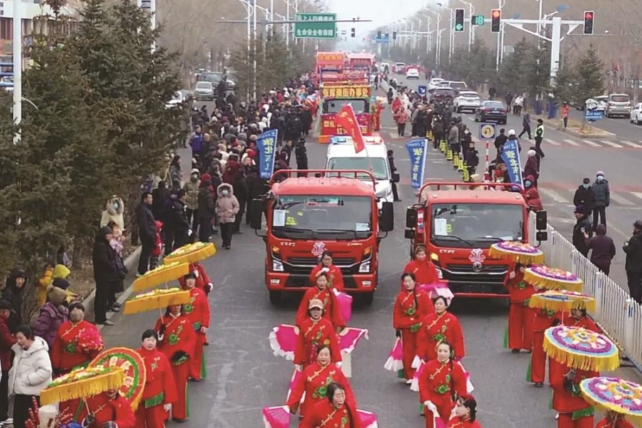 东风多利卡成张北元宵社火巡游“新明星”