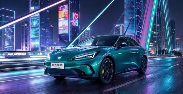 全系标配宁德时代 极狐全新阿尔法S5预售补贴价11.28万起 全系标配宁德时代极狐全新阿尔法S5预售补贴价11.28万起