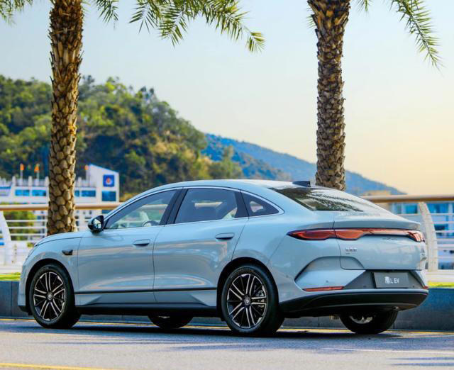 零跑B01和秦LEV细节对比解析：到底谁更适合你？