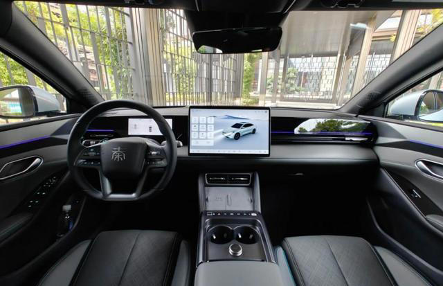 零跑B01和秦LEV细节对比解析：到底谁更适合你？