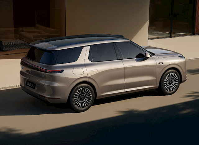 半圈即满圈智己LS8官方预热：用上线控转向操控无比灵活