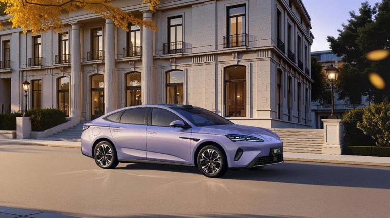 比亚迪海洋网三车齐发：二代刀片电池+闪充技术，开启全民闪充新体验