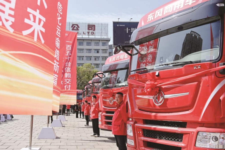 东风商用车批量交付150辆危化品牵引车