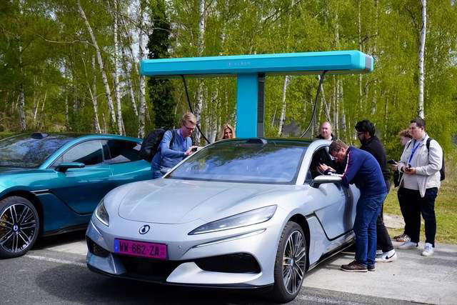 比亚迪携腾势Z9GT登陆欧洲,闪充站成高端出行规则“重塑者” 比亚迪携腾势Z9GT登陆欧洲,闪充站成高端出行规则“重塑者”