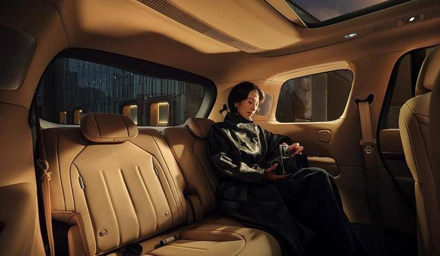 小鹏GX内饰官图曝光：环抱座舱+17.3英寸巨屏，后排媲美头等舱？