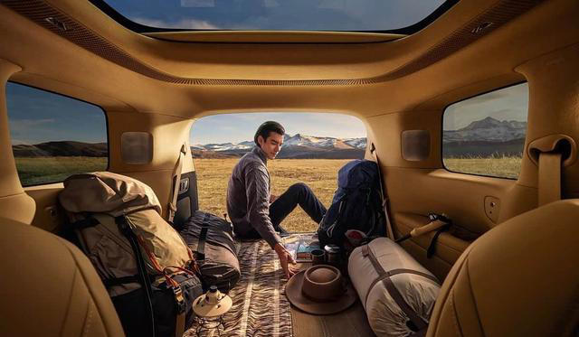 小鹏GX内饰官图曝光：环抱座舱+17.3英寸巨屏，后排媲美头等舱？