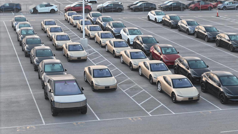 特斯拉Cybercab新进展：无方向盘车型现身厂区加速迈向完全自动驾驶时代