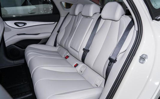 比亚迪海豹07EV：705km闪充+越级质感，商务家用优选