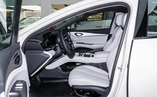 比亚迪海豹07EV：705km闪充+越级质感，商务家用优选