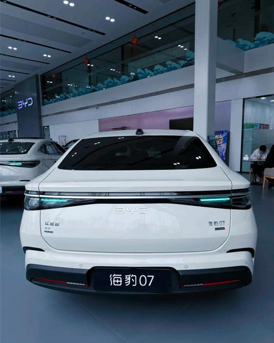 比亚迪海豹07EV：705km闪充+越级质感，商务家用优选