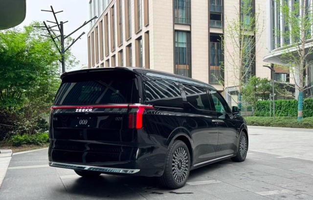 要来了！新款极氪009实车亮相，引入全栈900伏架构，辅助驾驶升级