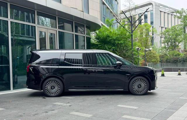 要来了！新款极氪009实车亮相，引入全栈900伏架构，辅助驾驶升级