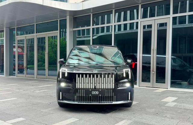 要来了！新款极氪009实车亮相，引入全栈900伏架构，辅助驾驶升级