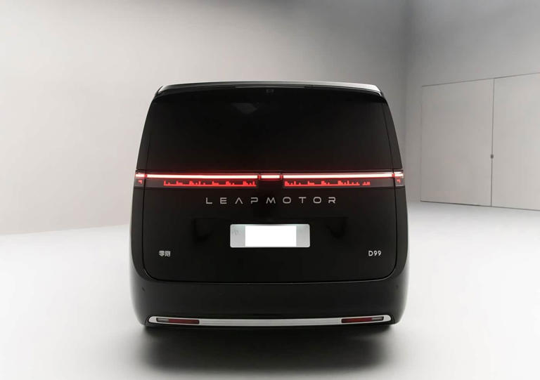 零跑首款MPV即将亮相北京车展！增程、纯电双动力，搭双电机四驱