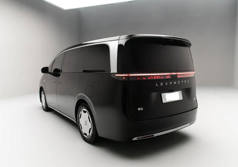 零跑首款MPV即将亮相北京车展！增程、纯电双动力，搭双电机四驱