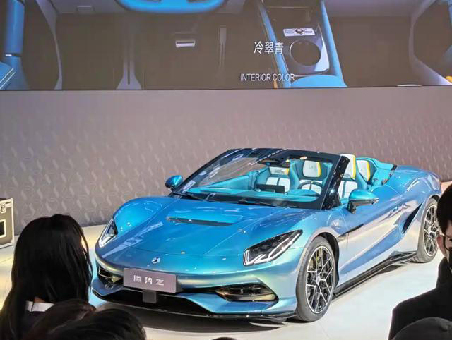 2026北京车展：腾势Z敞篷版亮相，采用4座布局设计