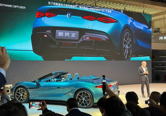 2026北京车展：腾势Z敞篷版亮相，采用4座布局设计