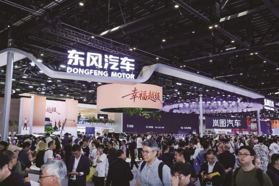 专业观众日 东风展台人气旺