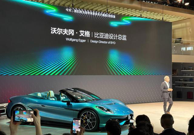 2026北京车展：腾势Z敞篷版亮相，采用4座布局设计