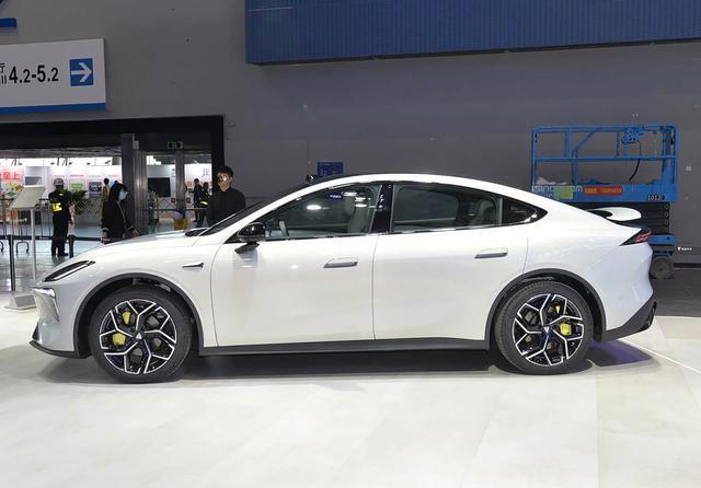 深蓝L06Max亮相北京车展！售价很亲民，标配磁流变悬架+激光雷达