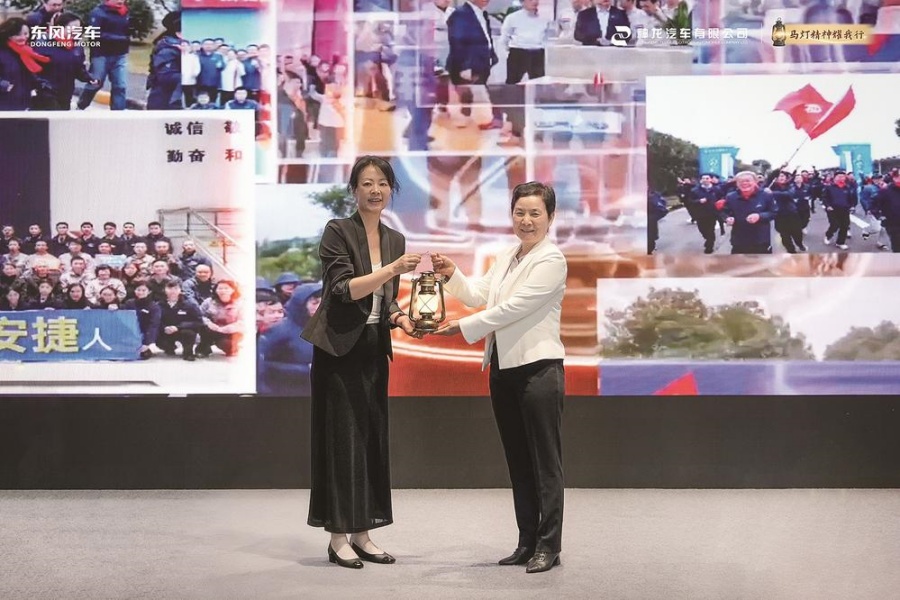 马灯耀神龙 奋进正当时