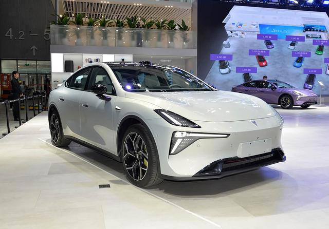 深蓝L06Max亮相北京车展！售价很亲民，标配磁流变悬架+激光雷达