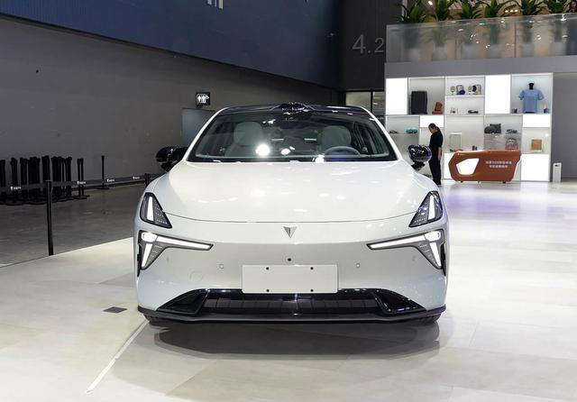 深蓝L06Max亮相北京车展！售价很亲民，标配磁流变悬架+激光雷达