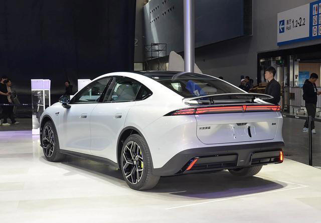 深蓝L06Max亮相北京车展！售价很亲民，标配磁流变悬架+激光雷达