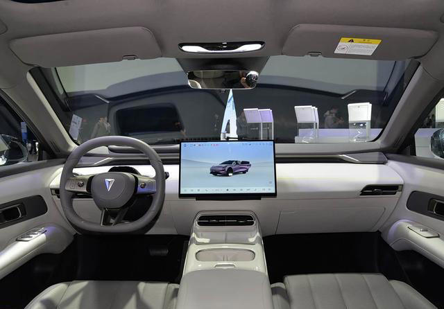 深蓝L06Max亮相北京车展！售价很亲民，标配磁流变悬架+激光雷达