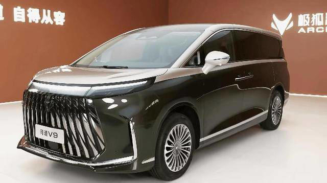 极狐首款MPV问道V9实车亮相 2026年二季度上市 续航达1330km 极狐首款MPV问道V9实车亮相2026年二季度上市续航达1330km