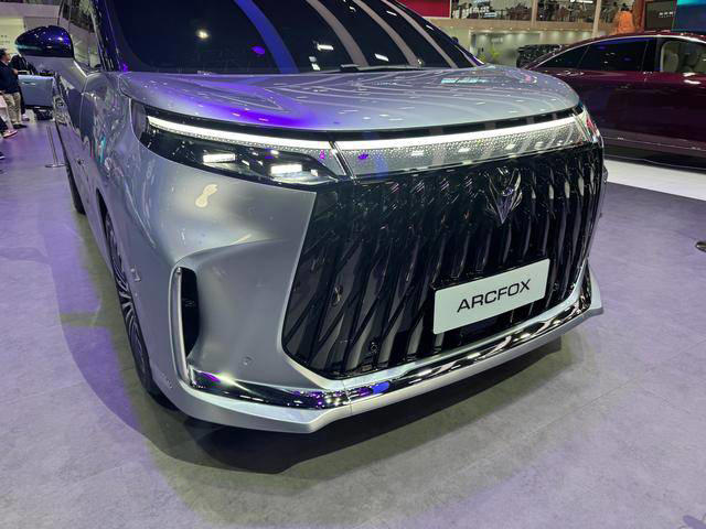 极狐首款MPV问道V9实车亮相 2026年二季度上市 续航达1330km 极狐首款MPV问道V9实车亮相2026年二季度上市续航达1330km