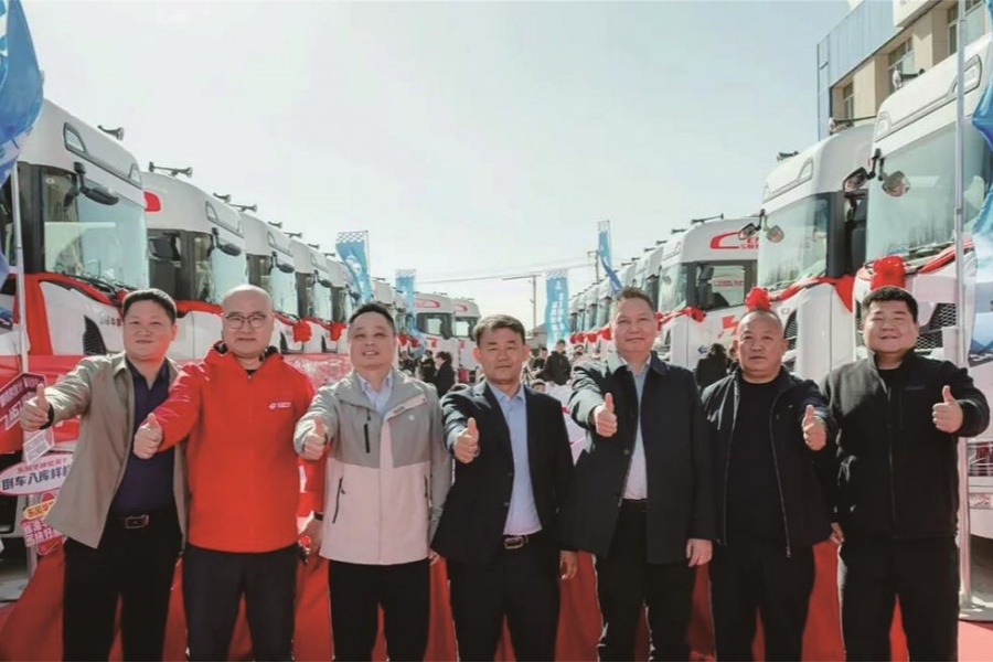 东风华神HS7牵引车批量交付客户