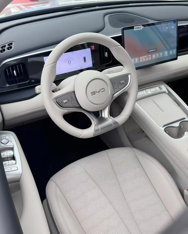 2026款海狮05DM-i，外观很漂亮，综合续航2105公里，售9.79万元起