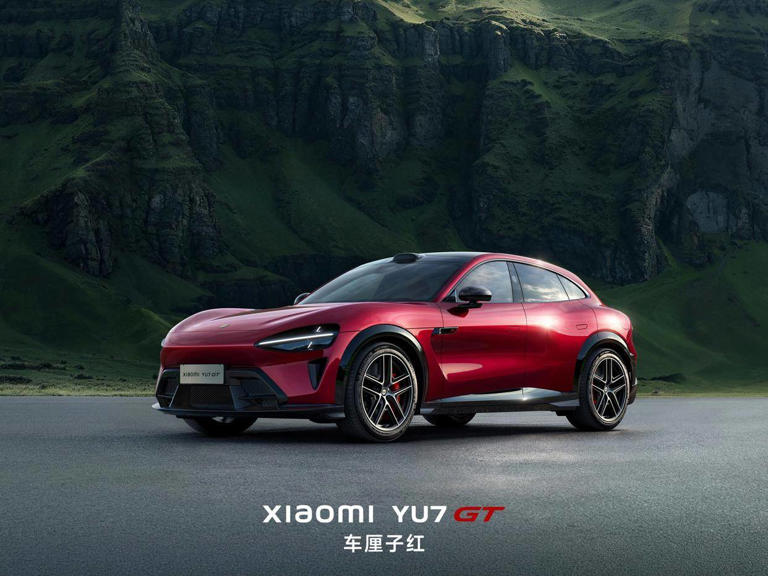 小米YU7GT“赛道红”内饰曝光！红黑撞色搭配专属刺绣，5月底将正式发布