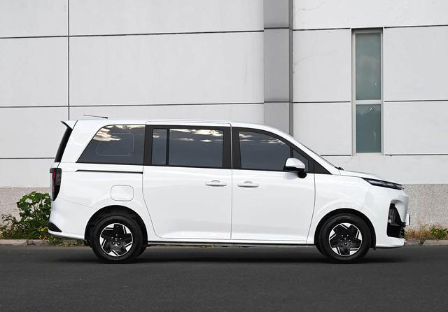 国产又一全新MPV，外观时尚，侧滑门，5／6／7座都有，预售6.98万起