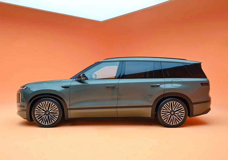 上汽大众全新旗舰SUV—ID.ERA9X上市！限时不足30万起，外观大气