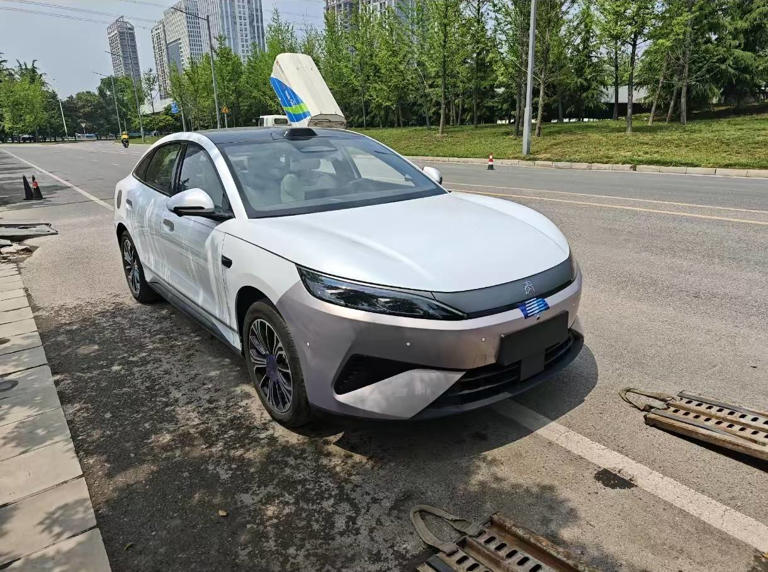 比亚迪秦MAX实车登场！中型车新选择，800V闪充技术成亮点